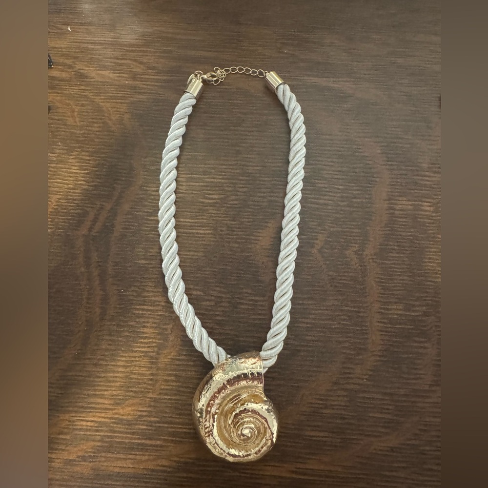VIRAL SEA SHELL NECKLACE